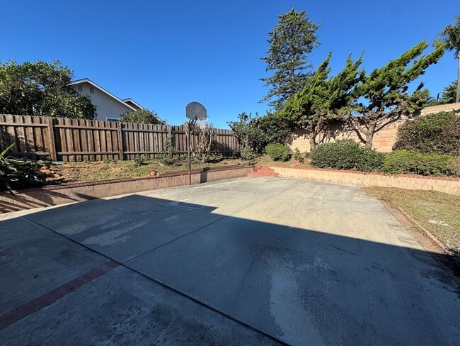 Building Photo - Spacious Central Ventura Home