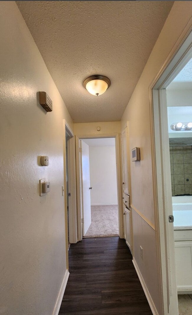 Building Photo - 5 bedroom 2.5 bath - Accepting Housing Vouchers