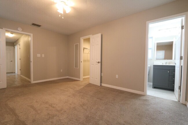 Building Photo - LOOK. Available now! 3bed,2bath, 2car Pine...