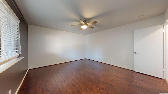Building Photo - 1009 Crimson Cove Dr