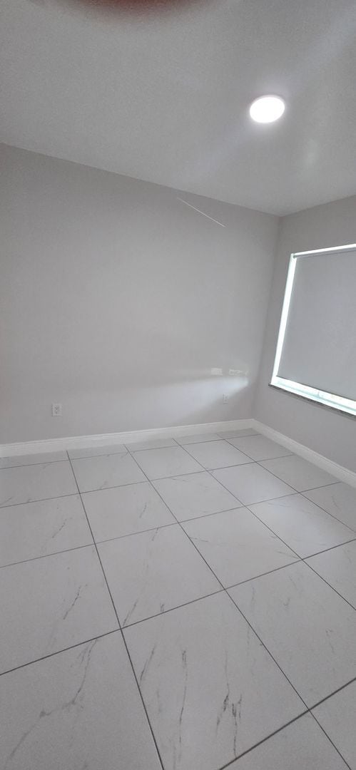 Building Photo - Newer Three Bedroom, 2 Bath, 1 Car garage-...