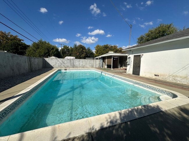 Building Photo - 3 Bedroom 2 Bathroom Home with Pool