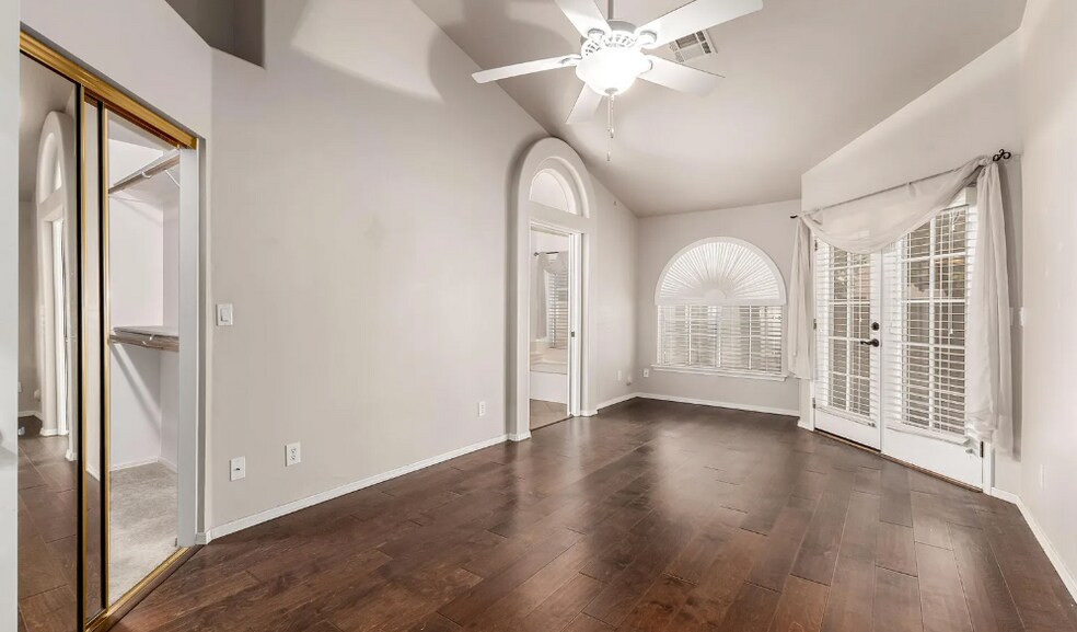 Building Photo - 517 S Paradise Dr