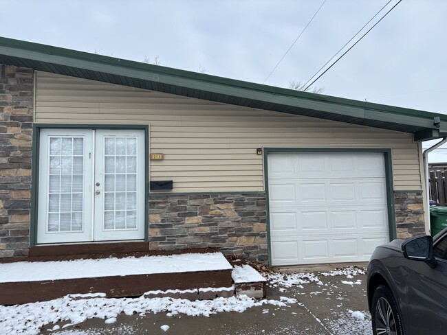 Entry, one car attached garage - 208 Lox Ct