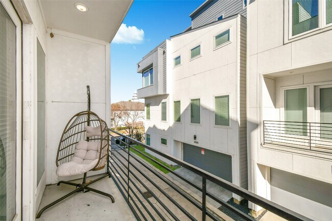 Building Photo - 208 N York St