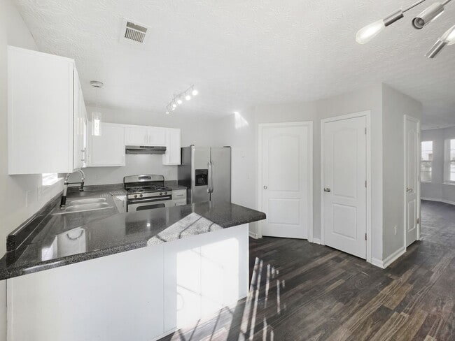 Building Photo - Charming Forest Park Townhome with Modern Finishes