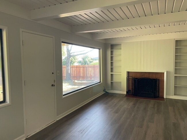 Building Photo - Great house of 4 rooms and 2 bath