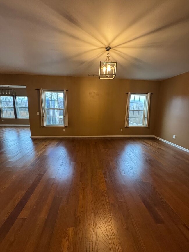 Building Photo - 4 bedroom 2.5 bathroom in Bellevue's Avondale Park neighborhood.  All bedrooms upstairs, open con...