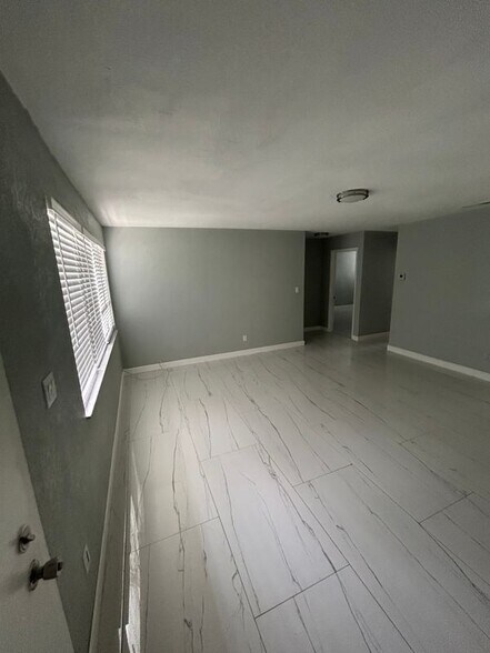 Building Photo - 702 Sharon Terrace