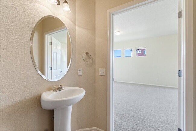 Building Photo - Spacious End-Unit Townhome with Greenbelt Views and Detached 2-Car Garage