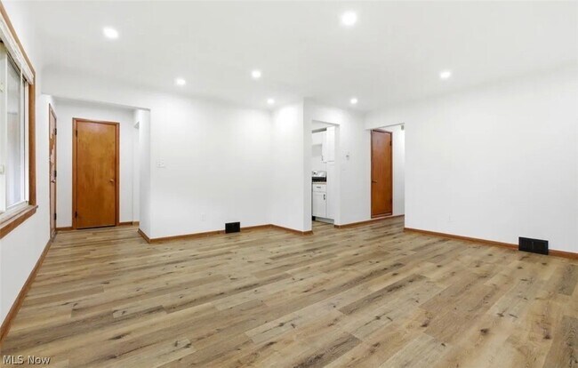 Building Photo - 4422 E 141st St