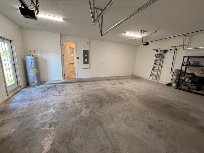 Building Photo - 5/4 Spacious Lake County Home