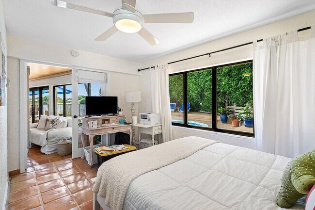 Building Photo - 25 NW 24th Ct