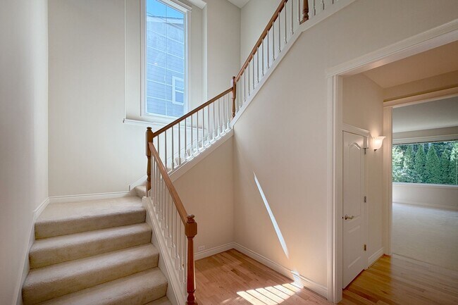 Building Photo - 3Bd/2.5Ba Redmond Home