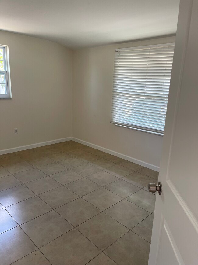 Building Photo - 2019 Bayshore Gardens Pkwy
