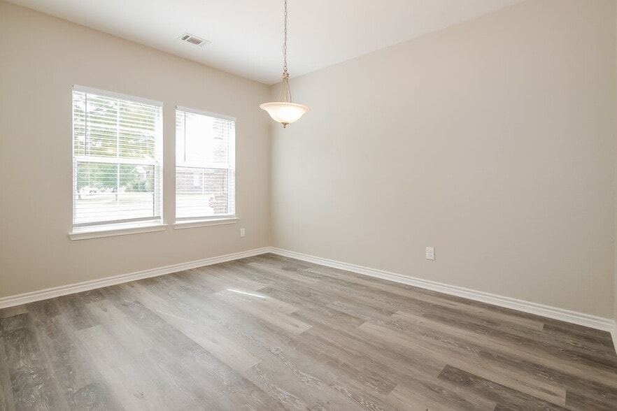 Building Photo - 1106 Longhorn Ln