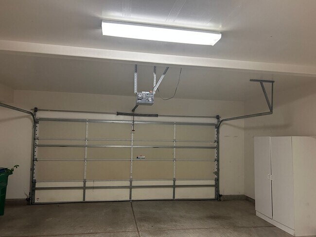 Building Photo - **READY FOR MOVE IN** Somersett Townhome
