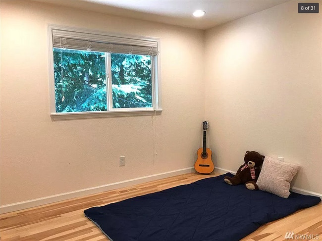 Building Photo - 305 N 188th St