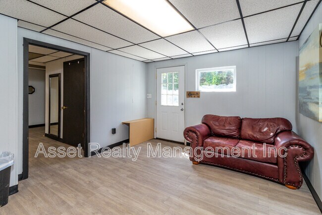 Building Photo - 708 Dutch Valley Drive Northeast - 1