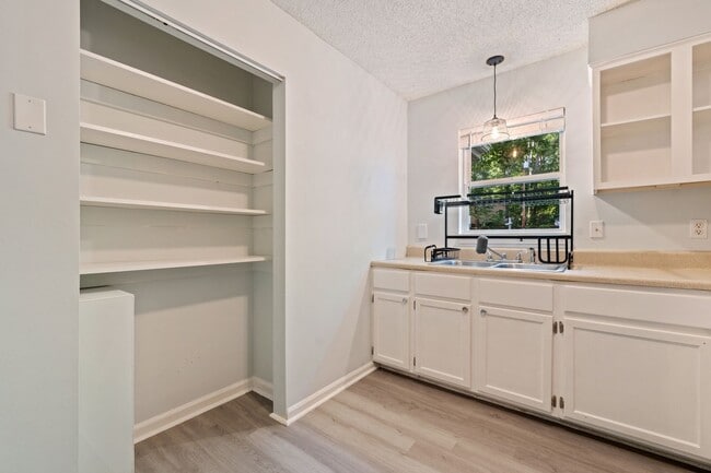 Building Photo - Nicely Remodeled 3 Bedroom House on Cul-de-Sac with Walkout Basement!