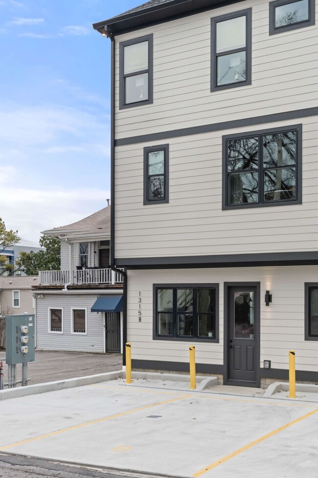 Building Photo - 1315 16th Ave S