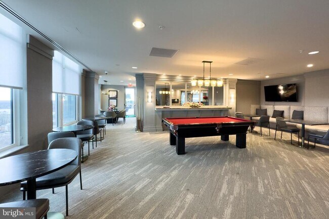 Building Photo - 8220 Crestwood Heights Dr