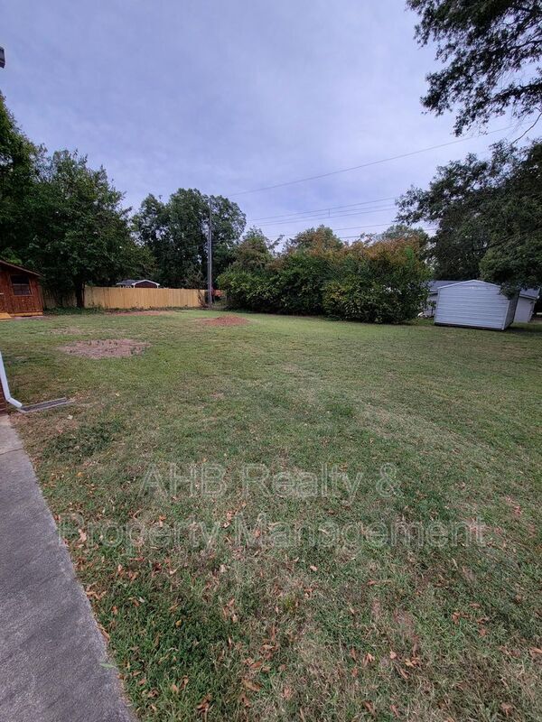 Building Photo - 801 Sycamore Rd