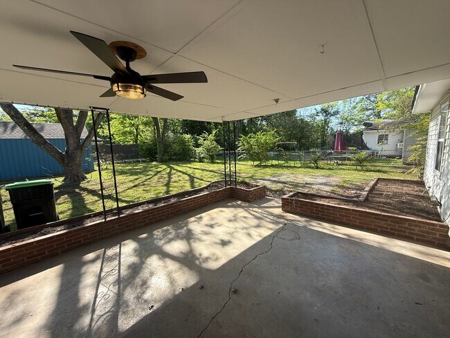 Building Photo - Now Available! Charming 3-Bedroom, 1-Bathroom Home in Decatur, AL