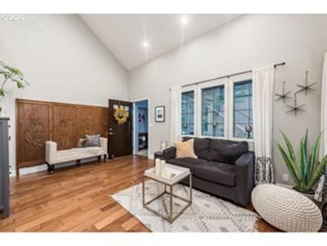 Building Photo - Stunning 5 bedroom home in desirable SW PDX now available for long term lease!