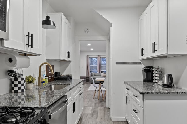 Building Photo - 429 S Kenwood Ave