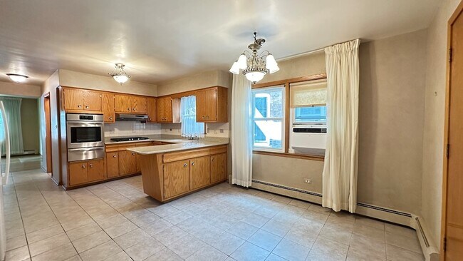 Building Photo - 5219 N Bernard St