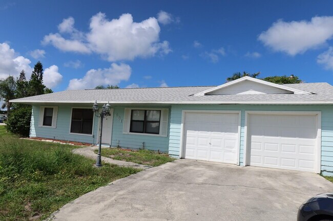 Building Photo - 601 SE Polynesian Ave