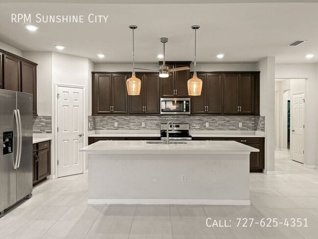 Building Photo - 13413 Palmera Vista Dr