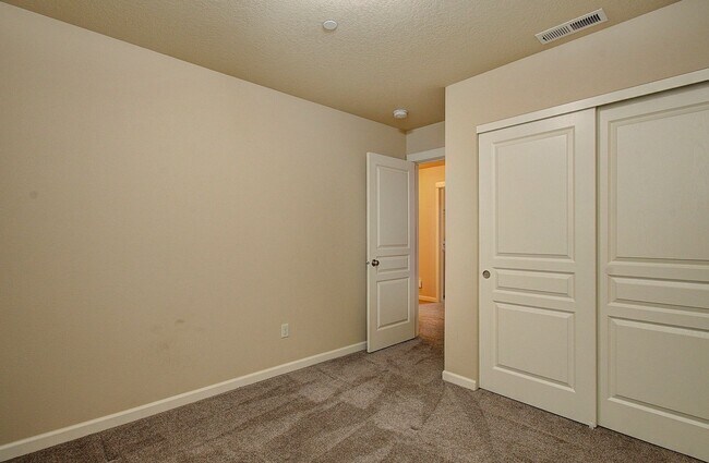 Building Photo - Charming 4 bd 2.5 ba Vancouver Home - Available Now!