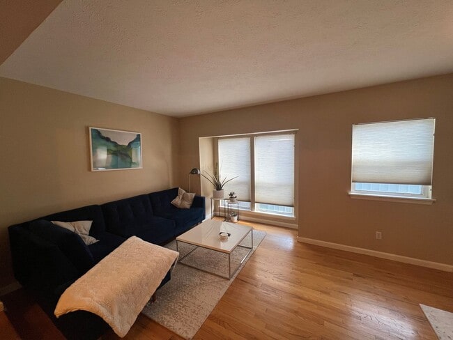 Building Photo - Beautiful 3 Bed/ 3 Bath Townhome in Private cul-de-sac in Shadyside!