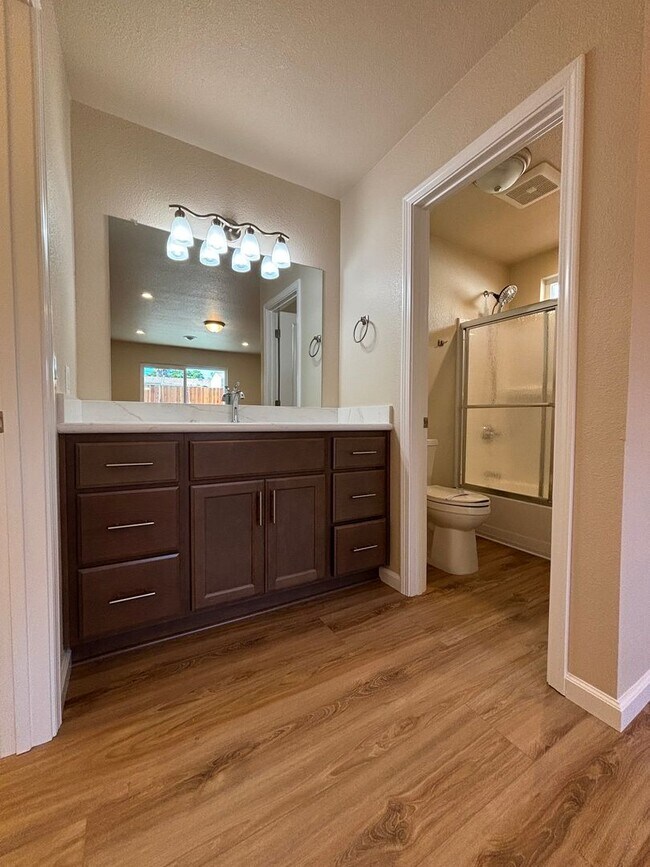 Building Photo - 3 Bedroom, 2 Bathroom Family Home