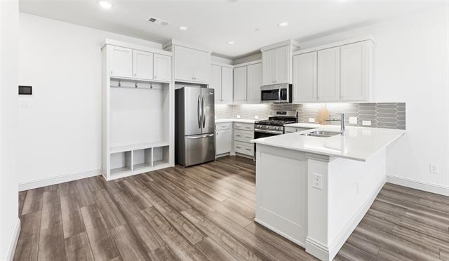 Building Photo - 320 Parkside Dr