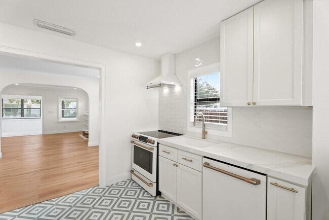 Building Photo - 517 55th St