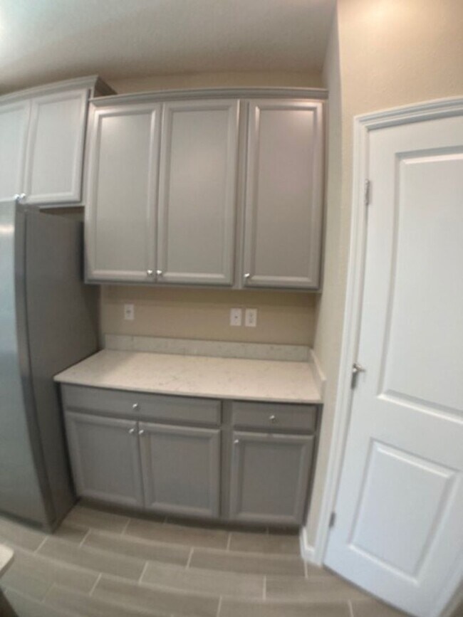 Building Photo - Comfortable 3 Bedroom Home With Great Outd...