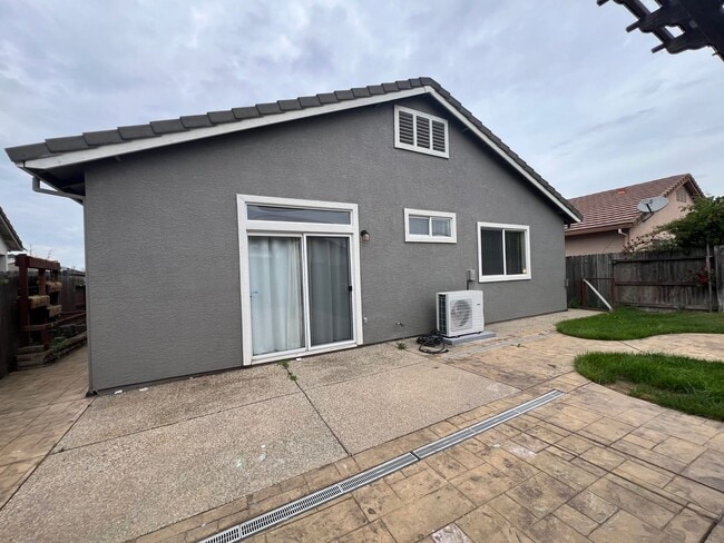 Building Photo - Beautiful 3 Bed, 2 Bath Home