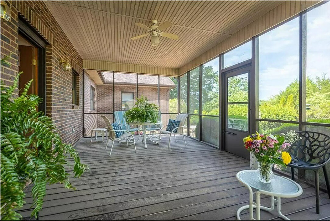 Backyard/Porche - 104 Woodsway Ct