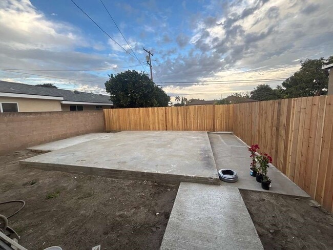 Building Photo - 7323 Luxor St