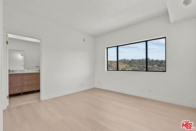 Building Photo - 3665 Alta Mesa Dr
