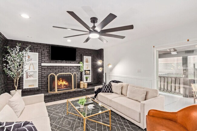 Building Photo - 4432 E Paradise Ln