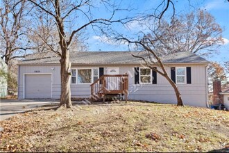 Building Photo - Beautiful Renovated 3 Bed 2.5 Bath Ranch i...