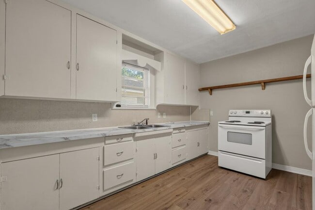 Building Photo - 102 Chitwood St