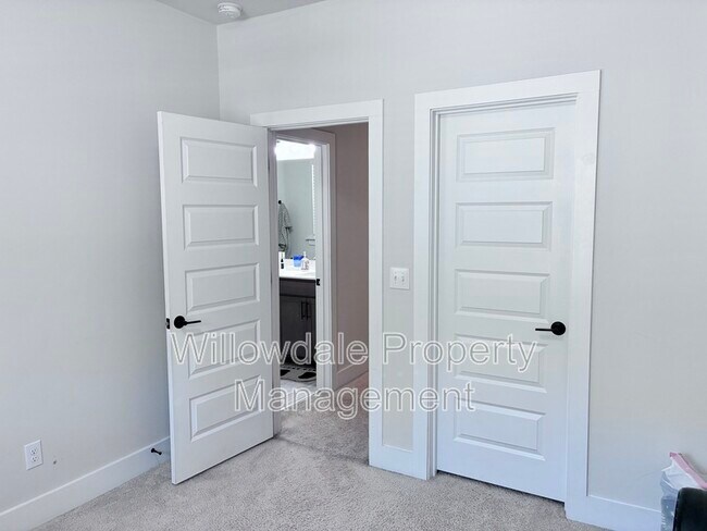 Building Photo - 2033 Florine Dr