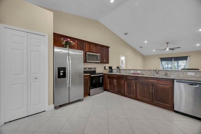 Building Photo - 1037 SW Payne Ave