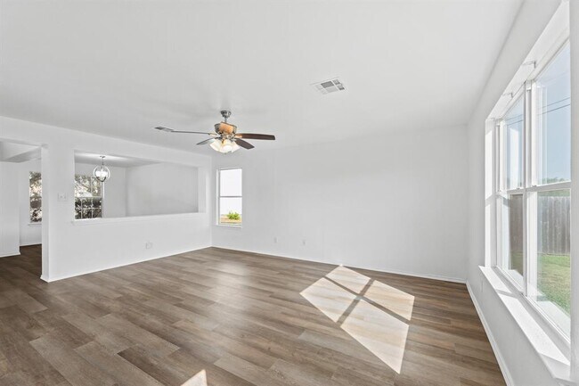 Building Photo - 722 Lavaca Loop