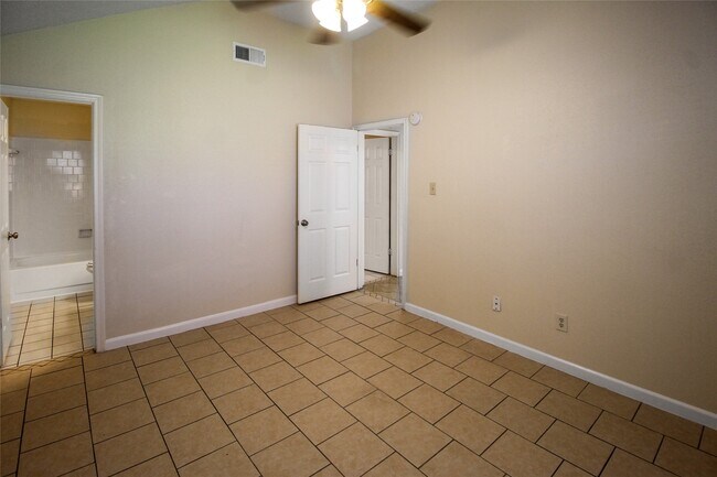 Building Photo - 11614 Gullwood Dr